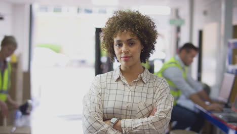 retrato de una gerente femenina seria en un almacén de distribución logística