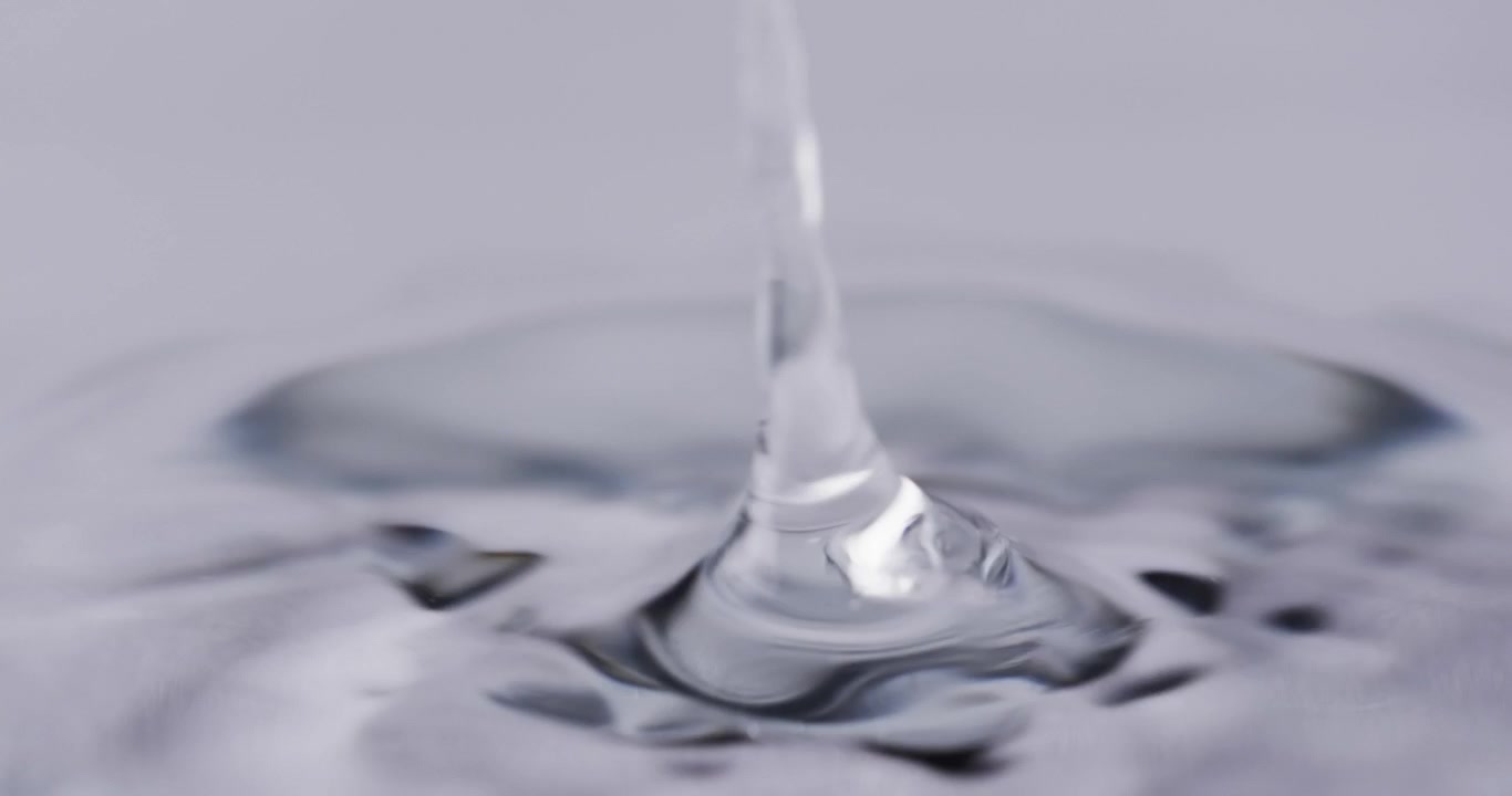 Video di una goccia d'acqua con spazio per il testo su sfondo bianco
