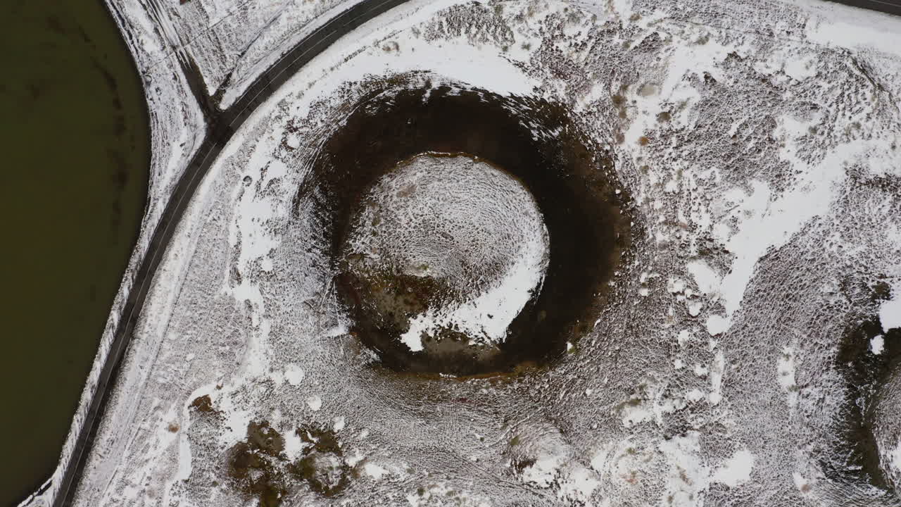 aerial: foto de arriba hacia abajo de pseudocrater cerca del lago myvatn durante el invierno