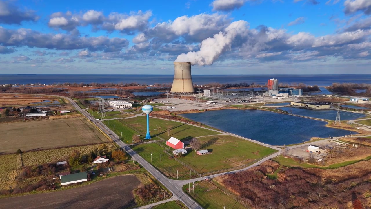Veduta aerea della centrale nucleare di Davis-Besse che emette vapore dalla sua torre di raffreddamento