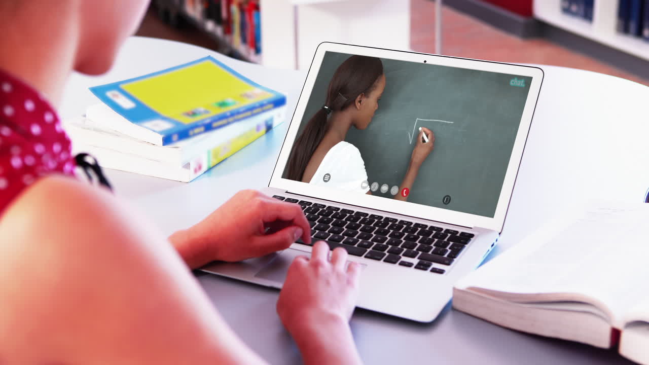estudiante caucásica usando una computadora portátil en videollamada con una maestra