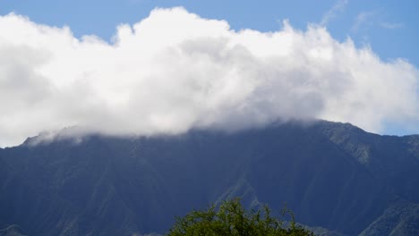 Nube-Gigante-Atraviesa-Un-Lapso-De-Tiempo-De-Montaña-En-Hawai