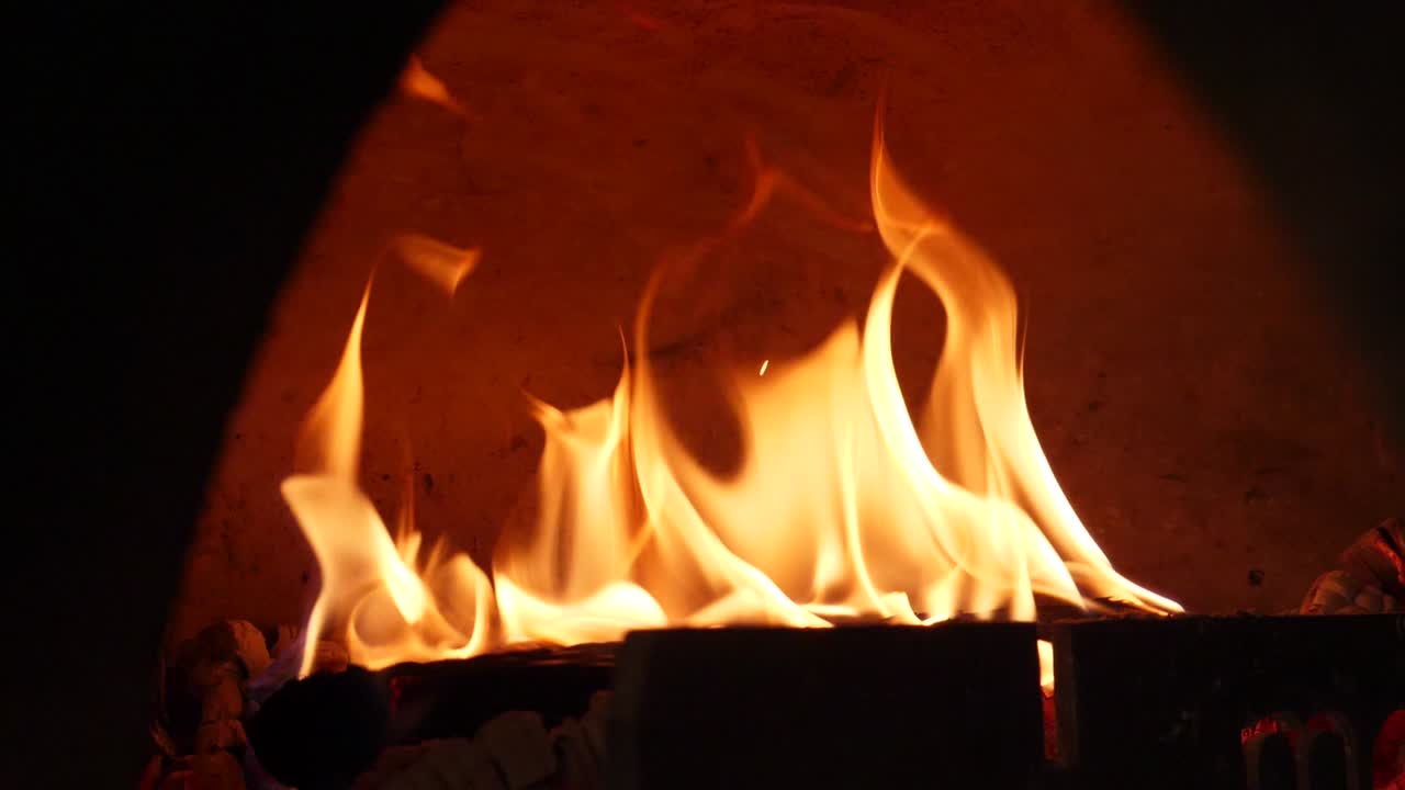 나무로 연소 된 오븐에서 나무를 태우는 것