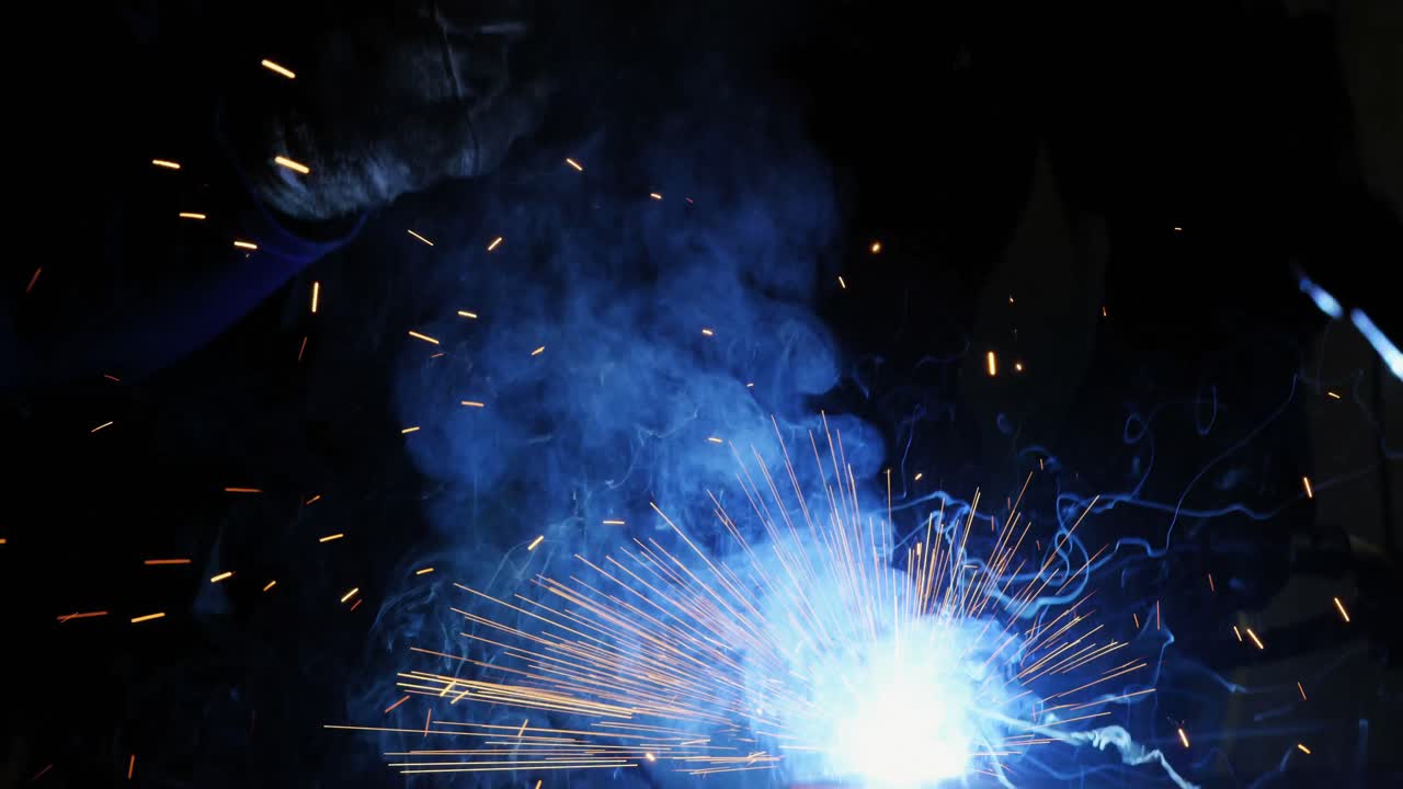 soldador que suelda un metal