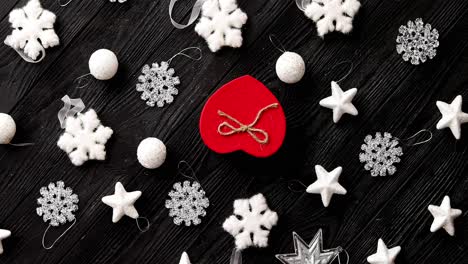adornos navideños y regalos en forma de corazón