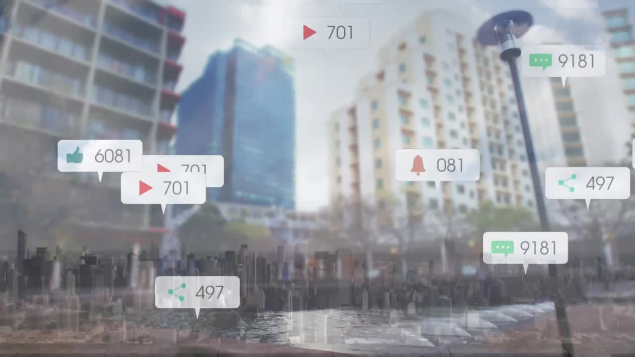 도시 풍경에 대해 떠다니는 여러 음성 거품에 점점 더 많은 수를 가진 디지털 아이콘