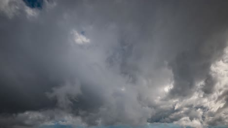 el lapso de tiempo del cielo azul moviendo las nubes de fondo.