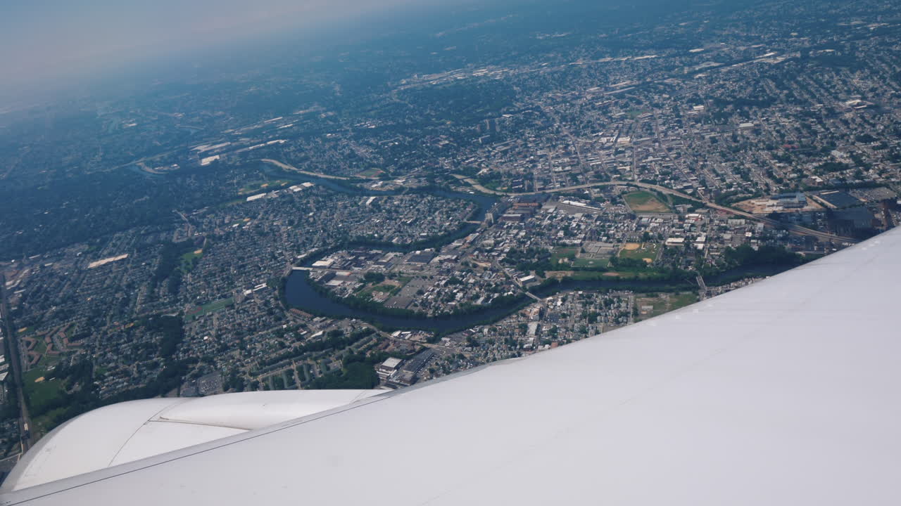 el avión comienza a aterrizar sobre nueva york una vista espectacular de la ciudad en primer plano el ala