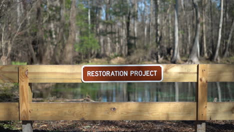 la señalización de la cerca indica que el ecosistema circundante es un proyecto de restauración de la naturaleza para la flora y la fauna