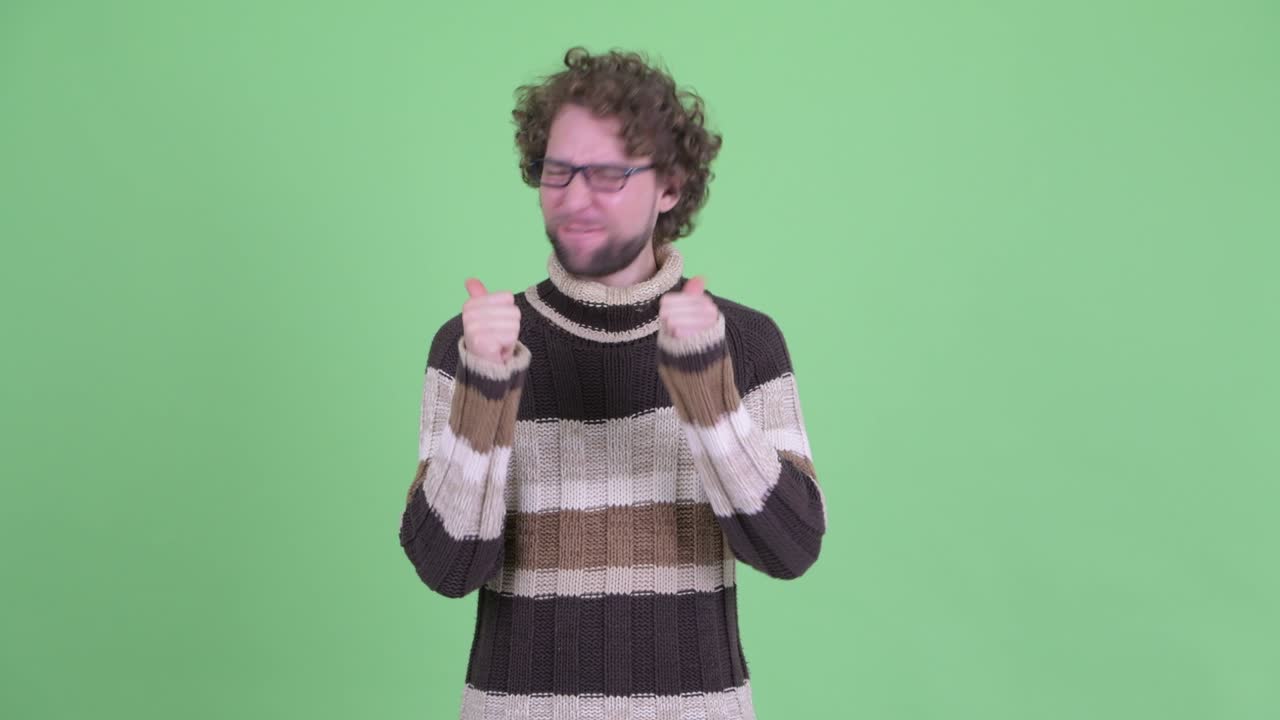 곱슬머리를 가진 젊은 잘생긴 수염이 있는 남자