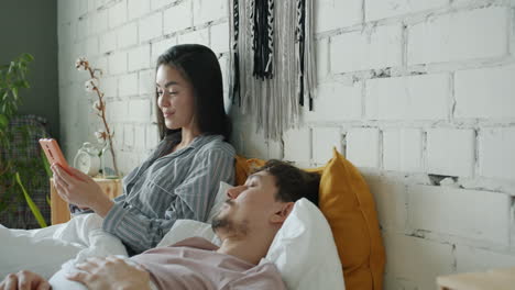 전화를 통해 침대에 있는 커플