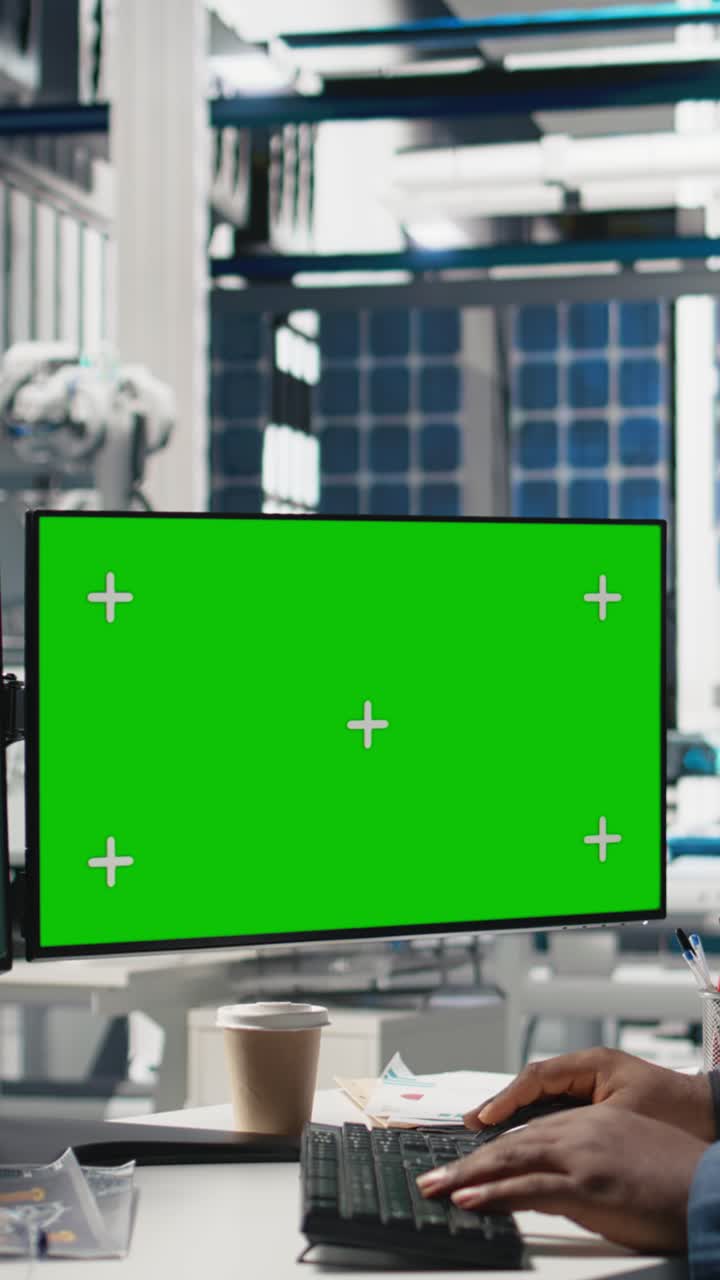 Video verticale: Team di consulenti afroamericani che lavora con uno schermo chroma key