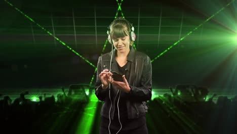 animación de una feliz mujer caucásica con teléfono inteligente y auriculares sobre láseres verdes.