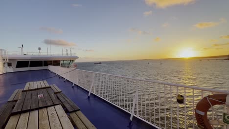 Fähre-Auf-Dem-Weg-Zur-Seeroute-Von-Schweden-Mit-Wunderschönem-Sonnenuntergang-Am-Meer