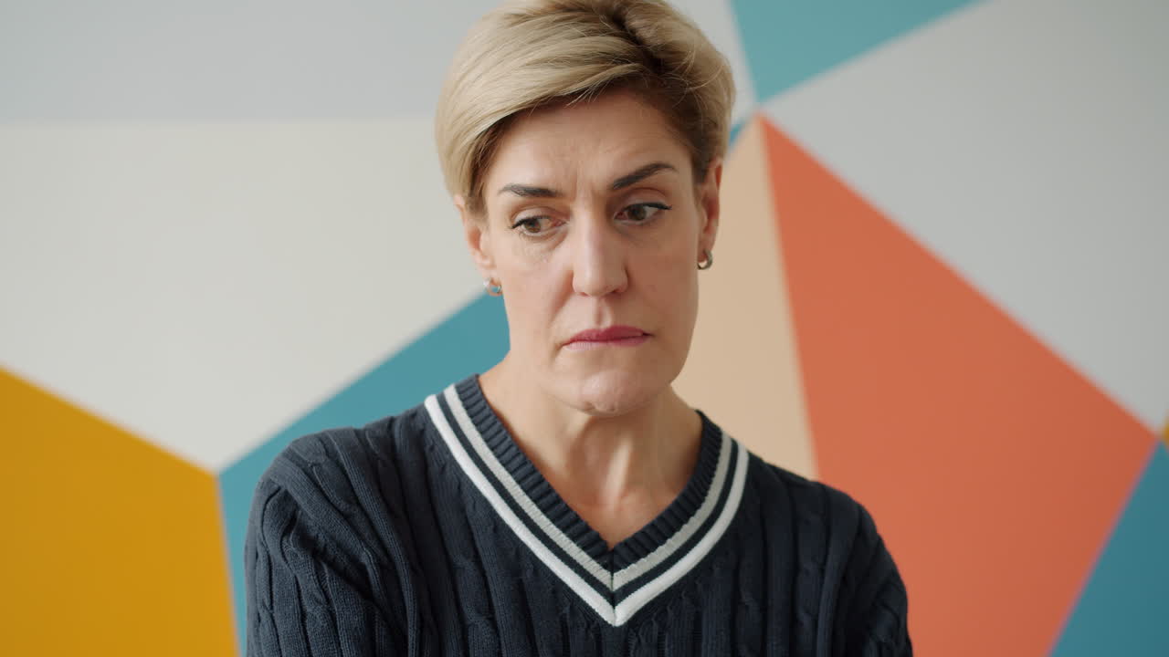 사려 깊은 표정을 가진 여자