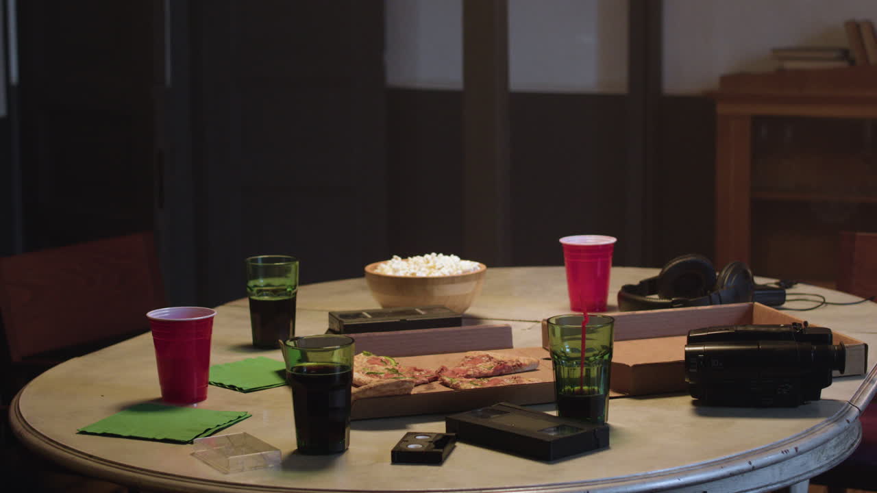 물건과 음식으로 가득 찬 테이블