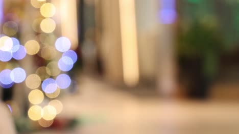 luces borrosas que crean una atmósfera interior festiva