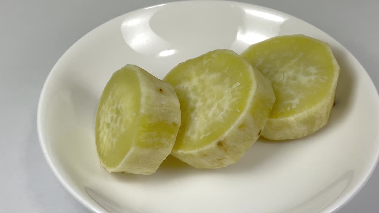 둥근 조각으로 잘라진 달한 감자