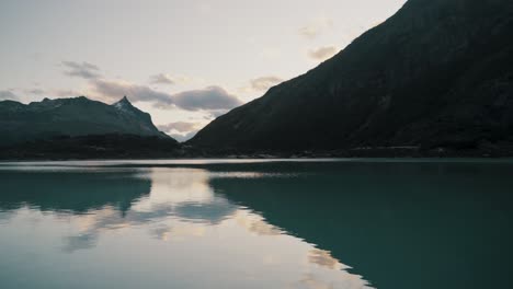 reflexiones de espejo sobre la laguna esmeralda en ushuaia, tierra de fuego en la patagonia argentina