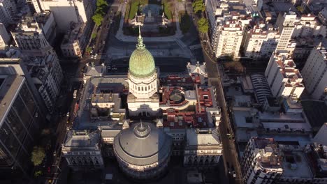 Toma-Aérea-Del-Palacio-Del-Congreso-Nacional-Argentino-Y-Tráfico-En-La-Carretera-Durante-La-Puesta-De-Sol---Buenos-Aires,-Capital-De-Argentina