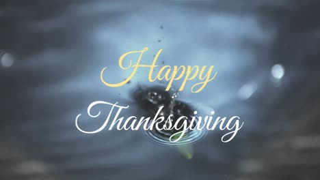 Animation-Eines-Happy-Thanksgiving-Textbanners-über-Nahaufnahme-Von-Grünen-Chilischoten,-Die-Ins-Wasser-Fallen