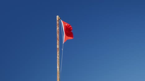 bandera nacional de turquía. signo de turquía. bandera turca ondeando en el viento contra el cielo azul claro