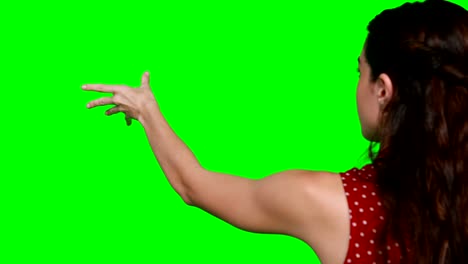 mujer fingiendo tocar una pantalla invisible