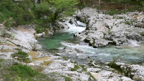 bellissimo, calmante canyon del torrente di montagna colpo di panning lento tenuto in mano