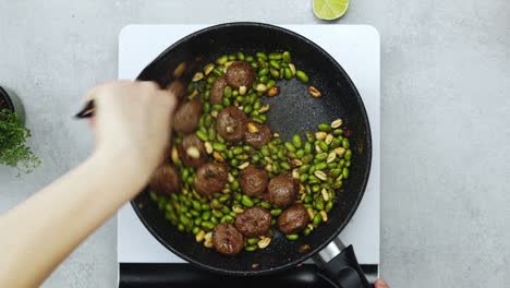 Frau-Kocht-Grüne-Bohnen-Und-Fleischbällchen