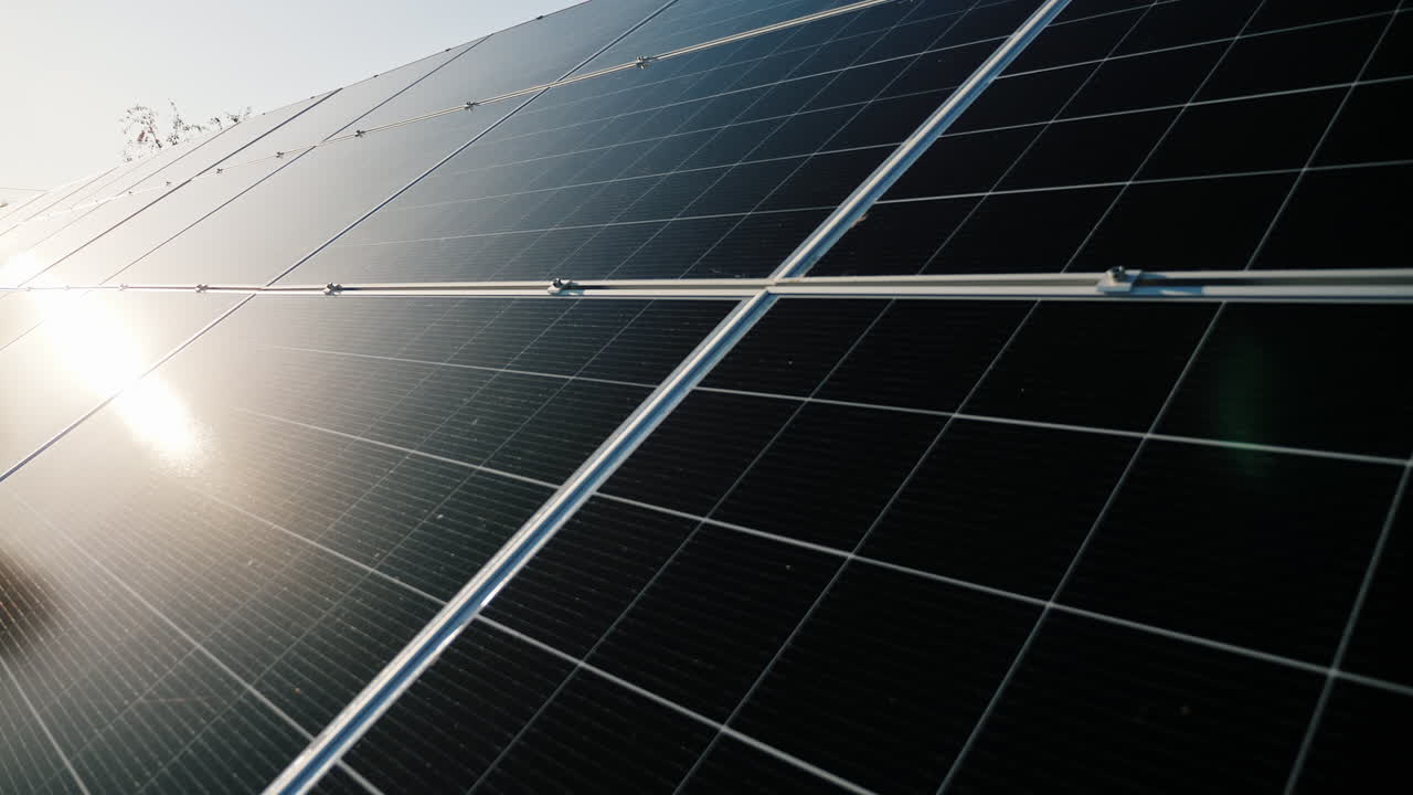 il sole si riflette sulla superficie dei pannelli solari