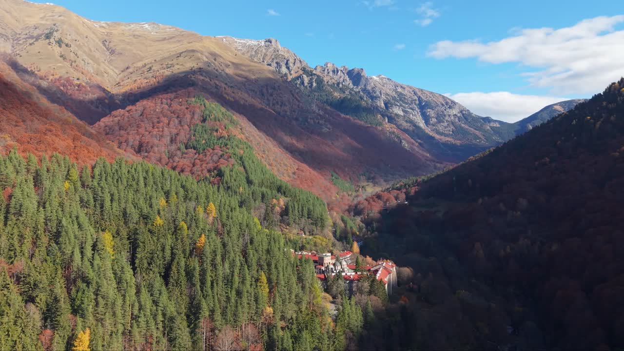 Un drone cattura una vista magica del monastero di Rila, immerso tra montagne e foreste, rivelando la sua posizione unica nel suggestivo paesaggio.