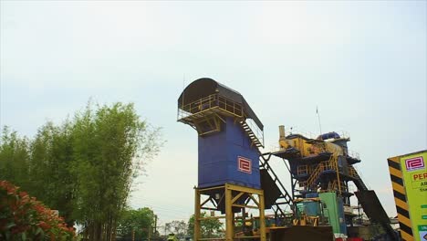 Fábrica-De-Producción-De-Asfalto-Cerca-De-La-Ciudad-De-Bogor-En-Indonesia