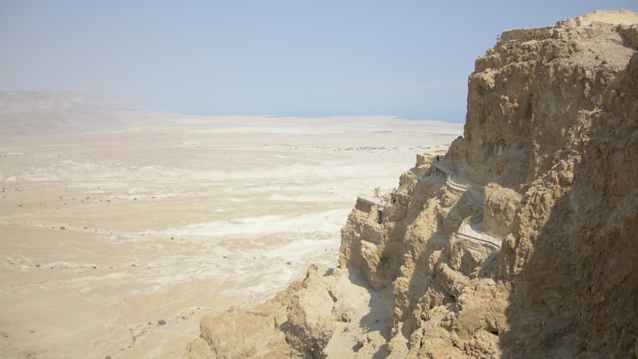 la vista desde la antigua fortaleza de masada, mirando hacia el desierto hasta el mar muerto