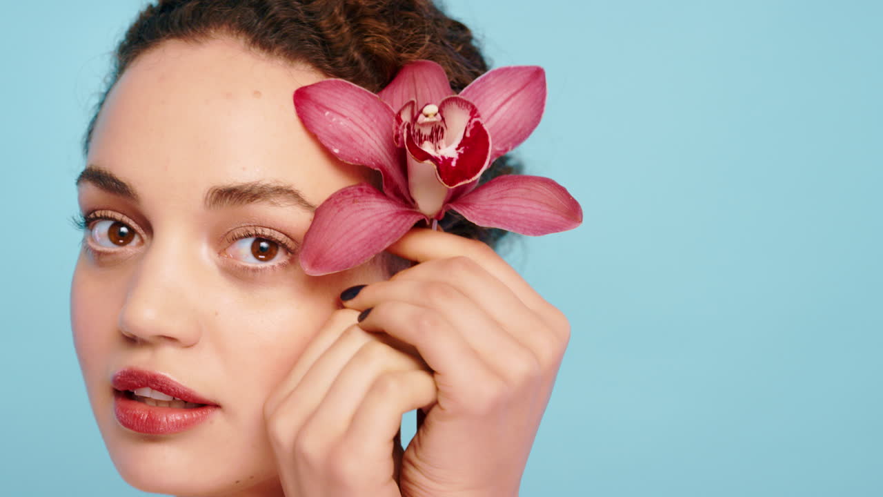 Schönheit, Hautpflege oder Gesicht einer Frau mit Blume