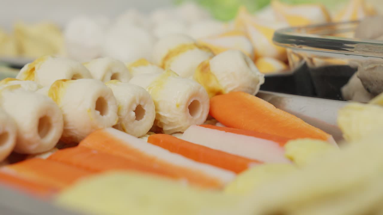 일본의 해산물 요리인 치쿠와 (chikuwa), 크래브 스틱 (crab sticks) 과 샤부-샤부 (shabu-shabu) 를 위한 생선 볼 (fish balls)