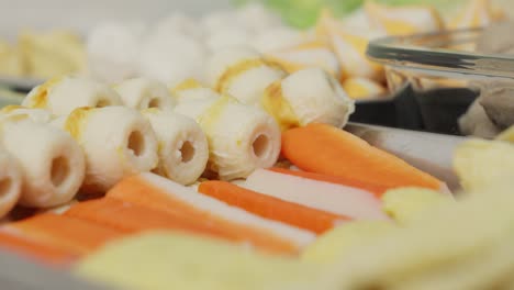 Platos-Japoneses-De-Marisco-De-Chikuwa,-Palitos-De-Cangrejo-Y-Bolas-De-Pescado-Para-Shabu-shabu