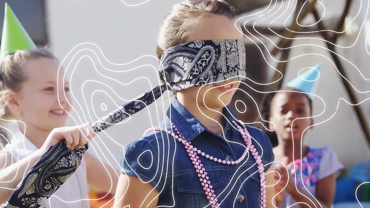 피크부 (peekaboo) 를 재생하는 아이들이 파티에서 재미를 느끼는  ⁇  선의 애니메이션