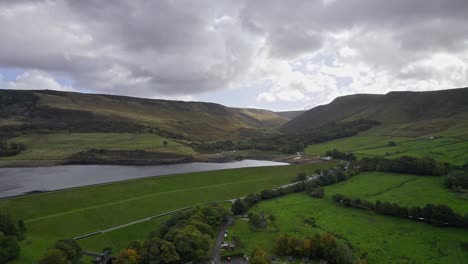 Luftaufnahmen-Des-Atemberaubenden-Dovestone-Reservoirs-Und-Der-Atemberaubenden-Landschaft-Von-Yorkshire