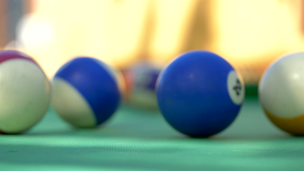 4k 느린 동작으로 테이블에 빌리어드 공을 때리는 비디오