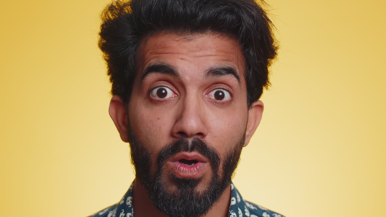 hombre asombrado sorpresa mirando a la cámara con ojos grandes conmocionado por la victoria repentina wow emoción