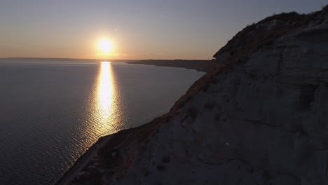 descubriendo el sol detrás de las rocas