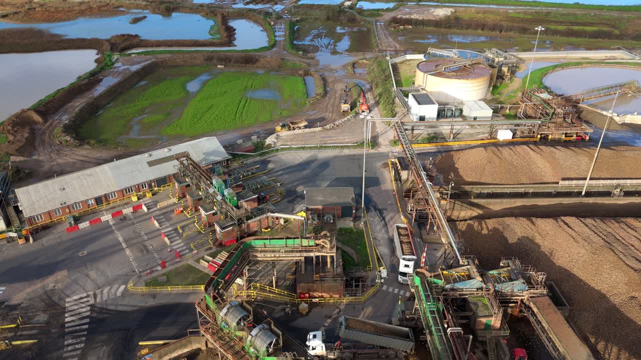 Filmato aereo dall'alto che mostra i serbatoi industriali per la lavorazione dello zucchero e i complessi sistemi di tubazioni con acqua marrone a Newark, Regno Unito