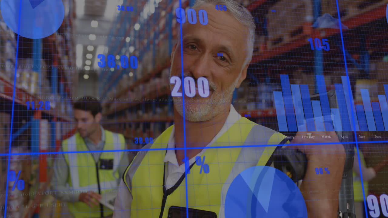 Animazione dell'elaborazione dati su lavoratore caucasico con dispositivo di scansione sorridente in magazzino