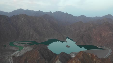 hatta presa. naturaleza paisaje montaña sitio cerca de dubai