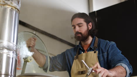 hombre trabajando en una cervecería