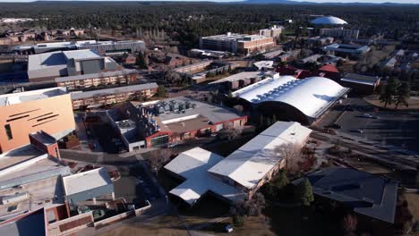 Edificios-Del-Campus-De-La-Universidad-Del-Norte-De-Arizona,-Flagstaff-USA,-Vista-Aérea-De-Drones