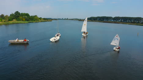 vista aérea superior de yates en el río, pomerania, polonia