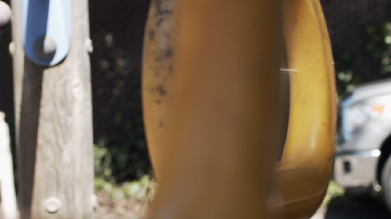 primer plano de cámara lenta de anillos que se balancean en un parque