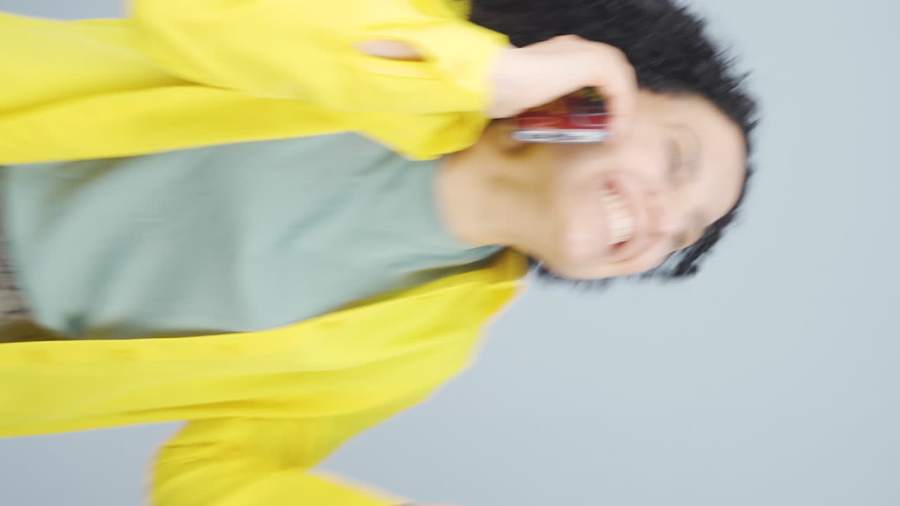 젊은 여성이 전화로 복음을 받는 수직 비디오.