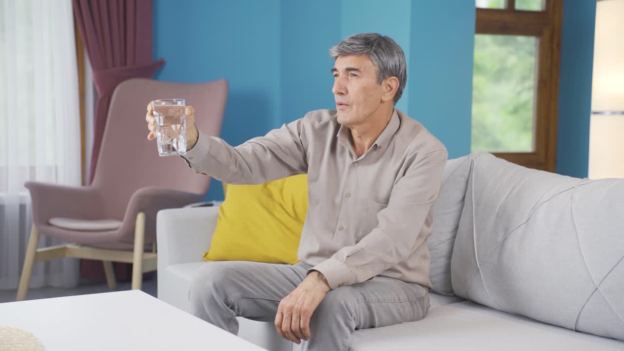 ⁇ 은이가 물을 마시고 있어요.